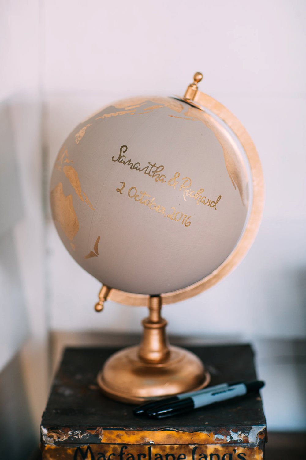 Beautiful guest globe to sign